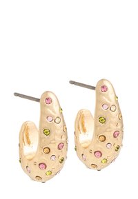 Goldfarbene Creolen zeichnen sich durch eine strukturierte Oberfläche aus, die mit mehrfarbigen Kristallen in Pink-, Grün- und Orangetönen verziert ist.