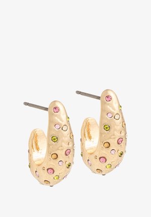 Gouden oorbellen in de vorm van een ring hebben een gestructureerd oppervlak versierd met multikleurige kristallen in roze, groen en oranje tinten.