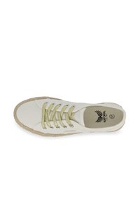 Sneaker bianca in tela con lacci dorati, suola intrecciata beige e logo sul lato. Texture liscia con design semplice e forma arrotondata. Taglia 37.