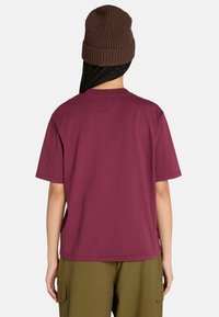 Timberland SHORT SLEEVE TEE - Triko s potiskem - burgundy