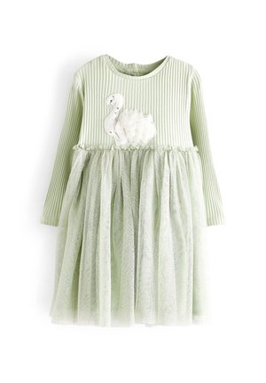 Světle zelené žebrované šaty s dlouhým rukávem, zdobené třpytivou tylovou sukní a bílou aplikací labutě s textilní květinou na prsou.