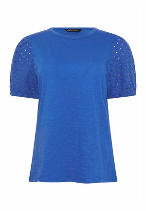 Niebieska bluzka z krótkim rękawem, okrągłym dekoltem i bufkami z koronkowym wzorem, oznaczona jako MaCo, wyświetlona na białym tle.