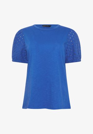 Niebieska bluzka z krótkim rękawem, okrągłym dekoltem i bufkami z koronkowym wzorem, oznaczona jako MaCo, wyświetlona na białym tle.