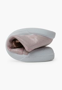 Różowe błyszczące buty wsuwane z teksturowaną cholewką i białą gumową podeszwą. But jest złożony, pokazując miękki materiał i elastyczne akcenty.