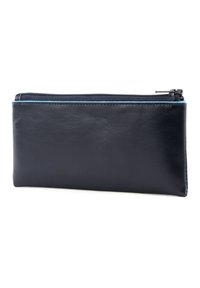 Astuccio in pelle nera con una texture liscia e chiusura a zip. Presenta una cucitura blu in contrasto lungo la cerniera per un tocco di dettaglio.