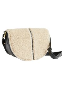 Borsa a tracolla con pattina in tessuto shearling sintetico color crema, base in pelle nera e tracolla; presenta una forma curvata e dettagli di cucitura nera.