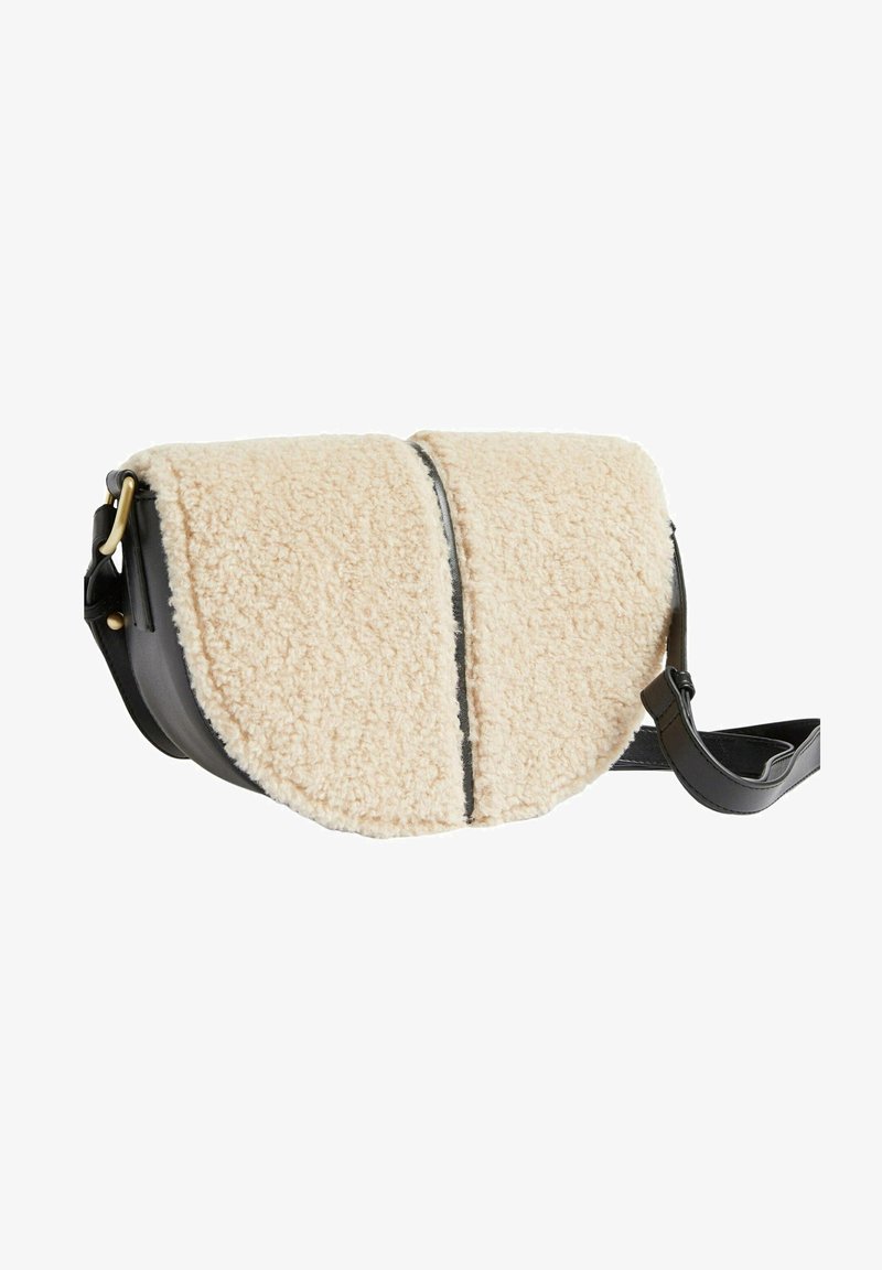Borsa a tracolla con pattina in tessuto shearling sintetico color crema, base in pelle nera e tracolla; presenta una forma curvata e dettagli di cucitura nera.
