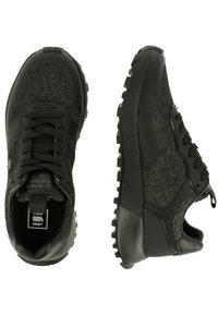 Paire de baskets décontractées noires et gris foncé avec une tige en tissu texturé et des semelles épaisses en caoutchouc, vues de dessus et de côté.