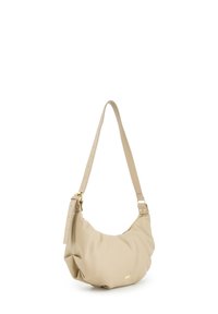 Beige læder skuldertaske med et buet design, justerbar rem og guld hardware accenter. Blød tekstur, distinkt formet silhuet.