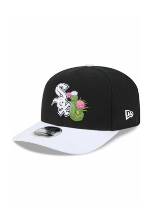 Schwarz-weiße Baseballkappe mit einem weißen "Sox"-Logo und bunter Kaktus-Stickerei auf der Vorderseite, mit gebogenem weißen Schirm.