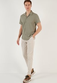 Buratti REGULAR FIT - Košeľa - olive