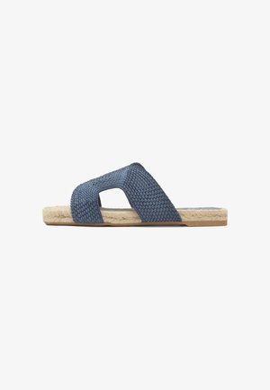 Sandalia plana con tira azul trenzada en cruz y suela de yute beige con base de goma.