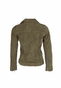 Olívazöld színű szarvasbőr dzseki strukturált szabással, hegyes gallérral, oldalsó cipzárokkal és deréknál övvel. Sima textúra és tiszta vonalak.