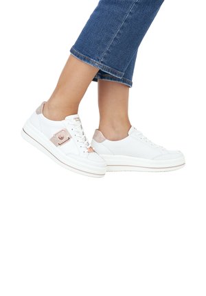 Hvide sneakers med en glat læderfinish, rosaguld detaljer og en tekstureret, lys farvet sål. Med snørebåndsdesign og diskret branding.