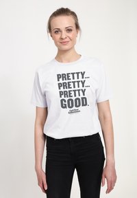 Hvid bomulds T-shirt med fed sort tekst, der står "PRETTY... PRETTY... PRETTY GOOD." Skjorten har et klassisk crew neck-design.
