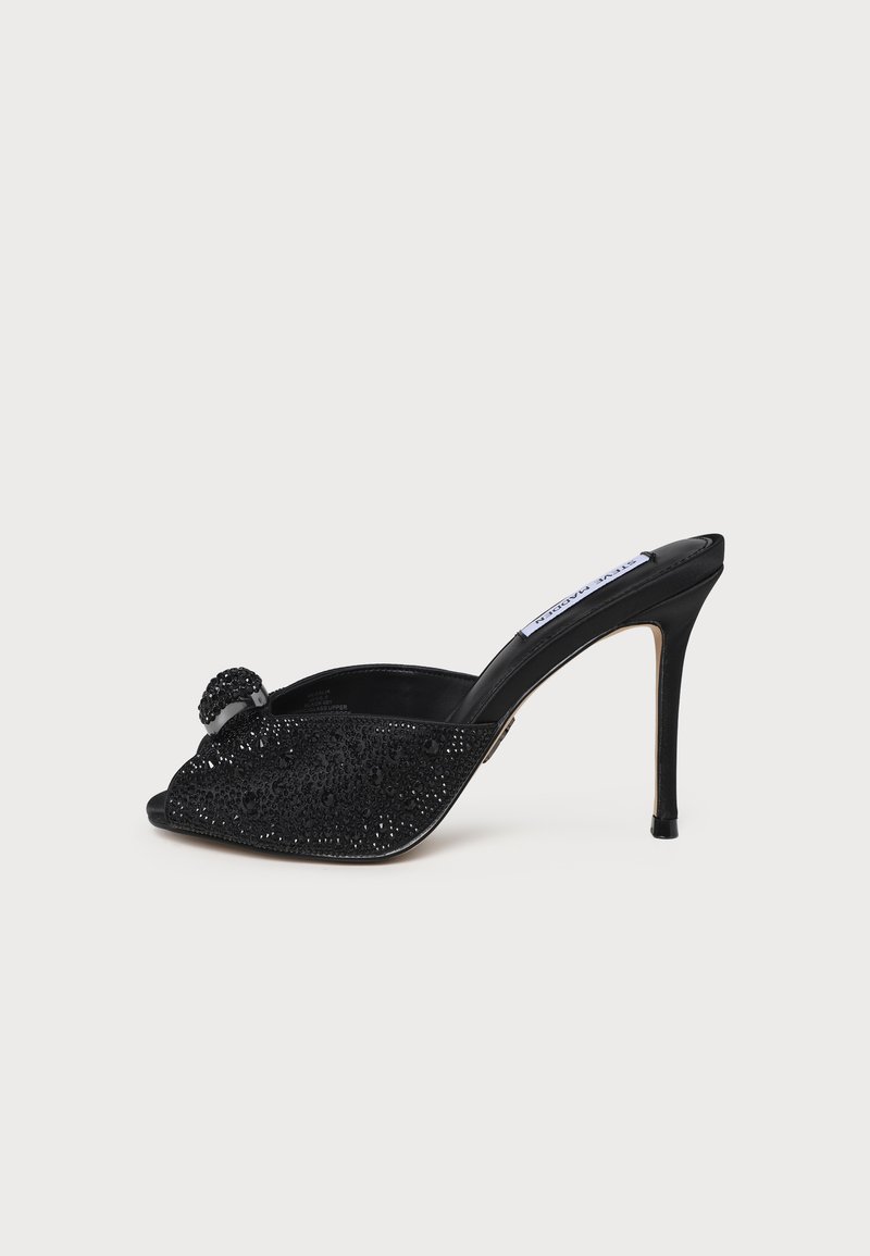 Mule noire à talons hauts avec bout ouvert, ornée de perles scintillantes et d'une petite boucle décorative sur la bride avant.