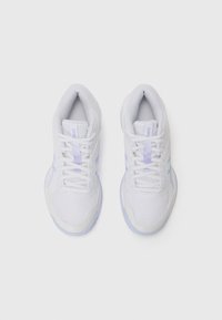 Chaussures de sport blanches avec une tige en mesh respirant, des accents violet clair et une semelle texturée pour une bonne adhérence et un bon soutien.