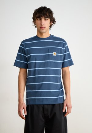 T-shirt bleu marine à manches courtes avec des rayures horizontales bleu clair, doté d'une poche poitrine et d'un petit écusson. Matériau en coton doux.