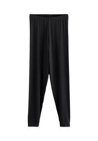 Leggings negras de tejido elástico, con cintura elástica y una superficie lisa y sin textura que se estrecha en los tobillos.