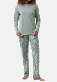 Ljusgrön långärmad topp som matchas med mönstrade pyjamasbyxor i liknande färger, med blommönster och en avslappnad passform.