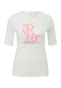 T-shirt blanc à manches courtes avec des lettres grandes et colorées, accompagnées de formes abstraites et d'une citation en dessous. Fabriqué en matériau en coton doux.