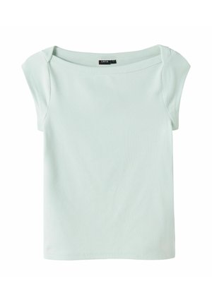 Top côtelé vert menthe clair à manches courtes avec un large col bateau et une petite étiquette de marque noire à l’intérieur du col.