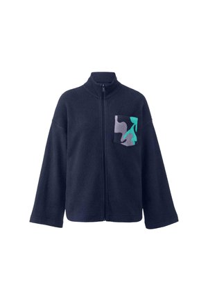 Giacca in pile blu navy con zip e colletto alto, dotata di una tasca testurizzata con un design astratto multicolor. Vestibilità ampia e maniche lunghe.