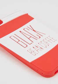 Custodia per telefono in silicone rosso con testo in rilievo bianco "BLACK BEAN COFFEE", caratterizzata da una texture liscia e una forma arrotondata.