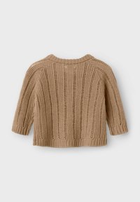 Maglione a maglia color marrone chiaro con texture a coste. Presenta un collo a giro e maniche a tre quarti. La vista posteriore mostra un motivo di punti alternati.