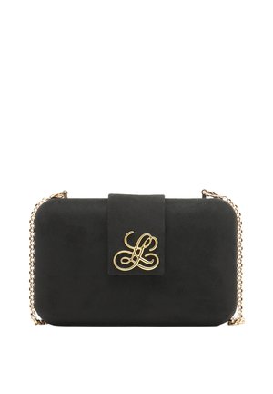 Pochette en daim noir avec bandoulière chaîne dorée et initiales entrelacées décoratives en or sur le rabat avant.