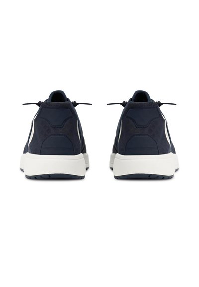 Baskets en maille navy avec une semelle intermédiaire blanche, présentant un dos texturé, un bout rond et des lacets plats pour un maintien sécurisé.