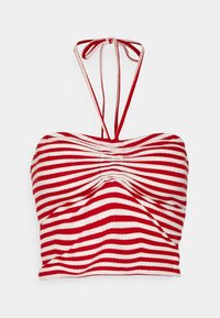 Top corto a righe rosse e bianche con design a torsione e spalline halter. Realizzato in tessuto a costine, presenta un centro arricciato e una superficie liscia.