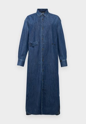 Bluza haljina od denima s ovratnikom, dugim rukavima, prednjim gumbima i jednim džepom na prsima. Ima opušteni kroj i tamnoplavu boju.