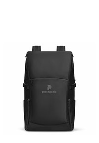 Sac à dos noir avec extérieur rembourré, bretelles ajustables, poche zip à l'avant et logo. Présente une texture lisse et une forme géométrique.