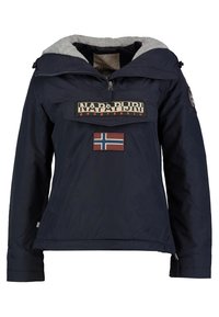 Veste isolante bleu marine avec une capuche grise, dotée d'une poche avant et de patchs logo brodés, incluant un motif de drapeau et des fermetures éclair.