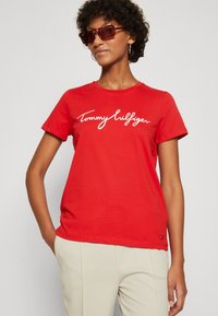 Tommy Hilfiger SIGNATURE TEE - T-shirts print - fierce red