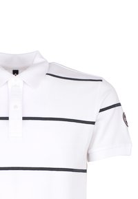 Polo à manches courtes blanc avec col, rayures horizontales noires et un écusson circulaire sur la manche gauche.