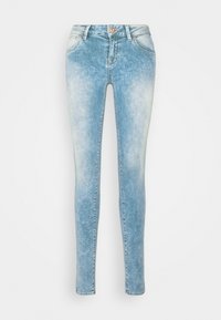 Jeans ajustados de color azul claro, hechos de denim, con un efecto desgastado, cinco bolsillos y un cierre de botón plateado. Textura suave en toda la prenda.