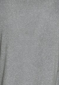 Grått stickat tyg med en subtil, fin textur, som har ett enhetligt mönster och en lätt, elastisk sammansättning.