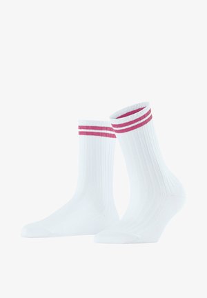 Paar weiße, gerippte Knöchelsocken mit zwei horizontalen roten Streifen nahe dem oberen Rand, dargestellt vor weißem Hintergrund.