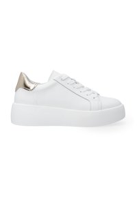Weiße Ledersneaker mit einer strukturierten Plateausohle und einem metallischen Goldakzent an der Ferse. Verfügt über ein klassisches Schnürdesign und gesteppte Details.
