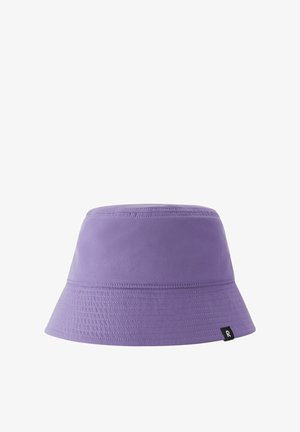 Cappello a secchiello lavanda con bordo cucito e piccolo etichetta in tessuto nera con logo stilizzato "R" bianco su sfondo bianco.