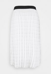 Falda blanca plisada con una cinta elástica negra en la cintura que presenta un patrón de texto repetido. Diseño ligero y fluido con líneas verticales.