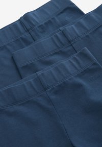 Shorts blu in cotone elastico con vita elastica, caratterizzati da una texture liscia e dettagli di cucitura discreti. Due paia impilati.