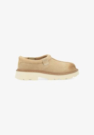 UGG, TASMAN LUG IN CAMOSCIO - Instappers - beige