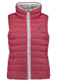 Gilet sans manches matelassé rouge avec col haut, fermeture à zip sur le devant avec des bordures blanches et bleu marine, et petit logo circulaire sur la poitrine.