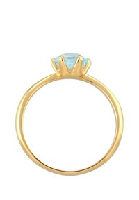 Goldring mit einem blauen Edelstein in einer Krappenfassung. Glatter Ring, minimalistisches Design, transparenter Stein zeigt Klarheit und Brillanz.