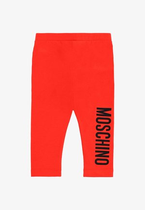 Leggings in cotone rosso con un design aderente. Testo nero "MOSCHINO" stampato verticalmente sul lato sinistro. Tessuto liscio con una vita elasticizzata.