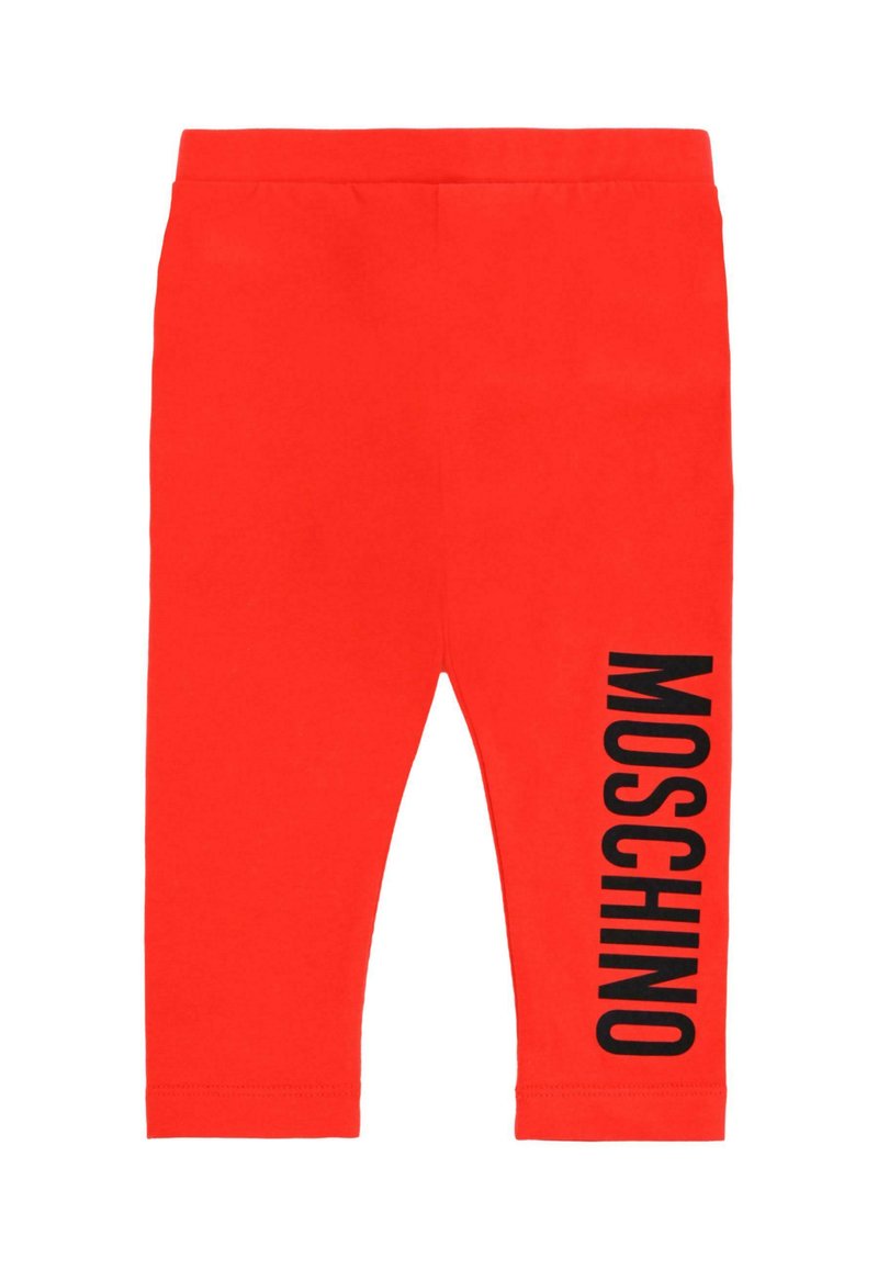 Czerwone legginsy bawełniane o dopasowanym kroju. Czarny tekst "MOSCHINO" nadrukowany pionowo po lewej stronie. Gładka faktura z elastycznym pasem w talii.