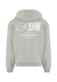 Siva dukserica od mekog materijala, s velikim bijelim natpisom "RUN" na leđima, i rebrastim manžetama i rubom.